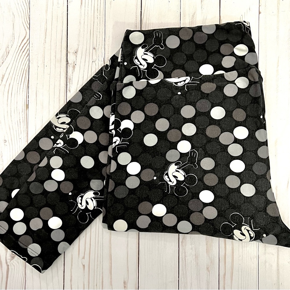 Black and white leggings featuring vintage style Mickey Mouse.